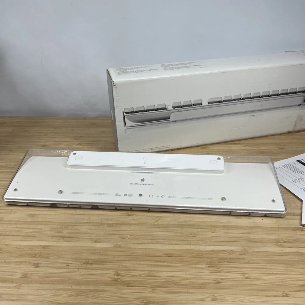 Apple A1016 Wireless Bluetooth Keyboard White w/ Original Box Manual EMC 1937